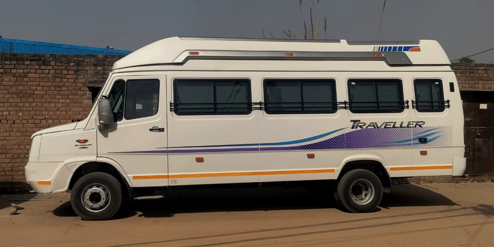 Mandal-tempo-traveller-in-Noida-4